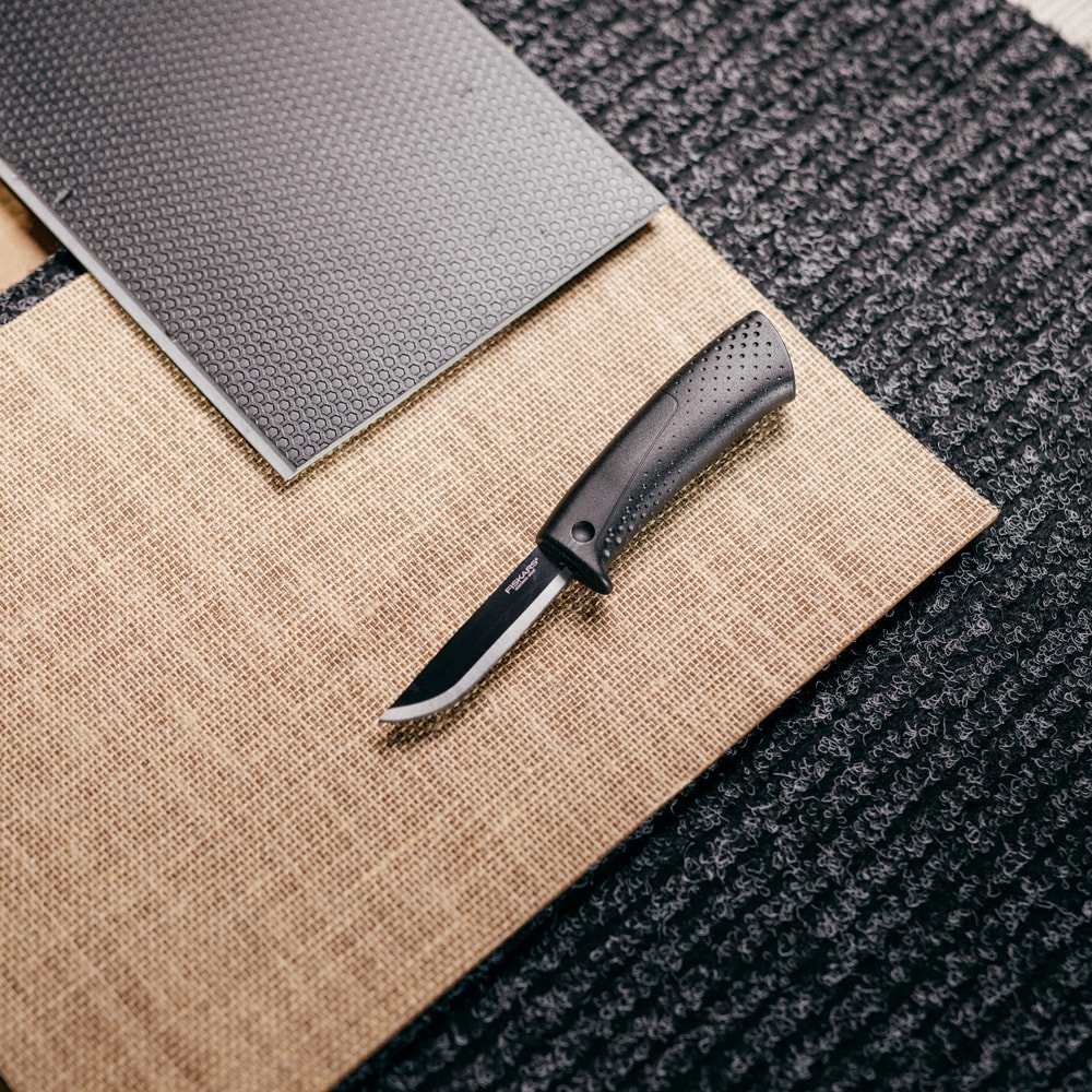 Cutit FISKARS, ascutitor, otel inoxidabil, negru