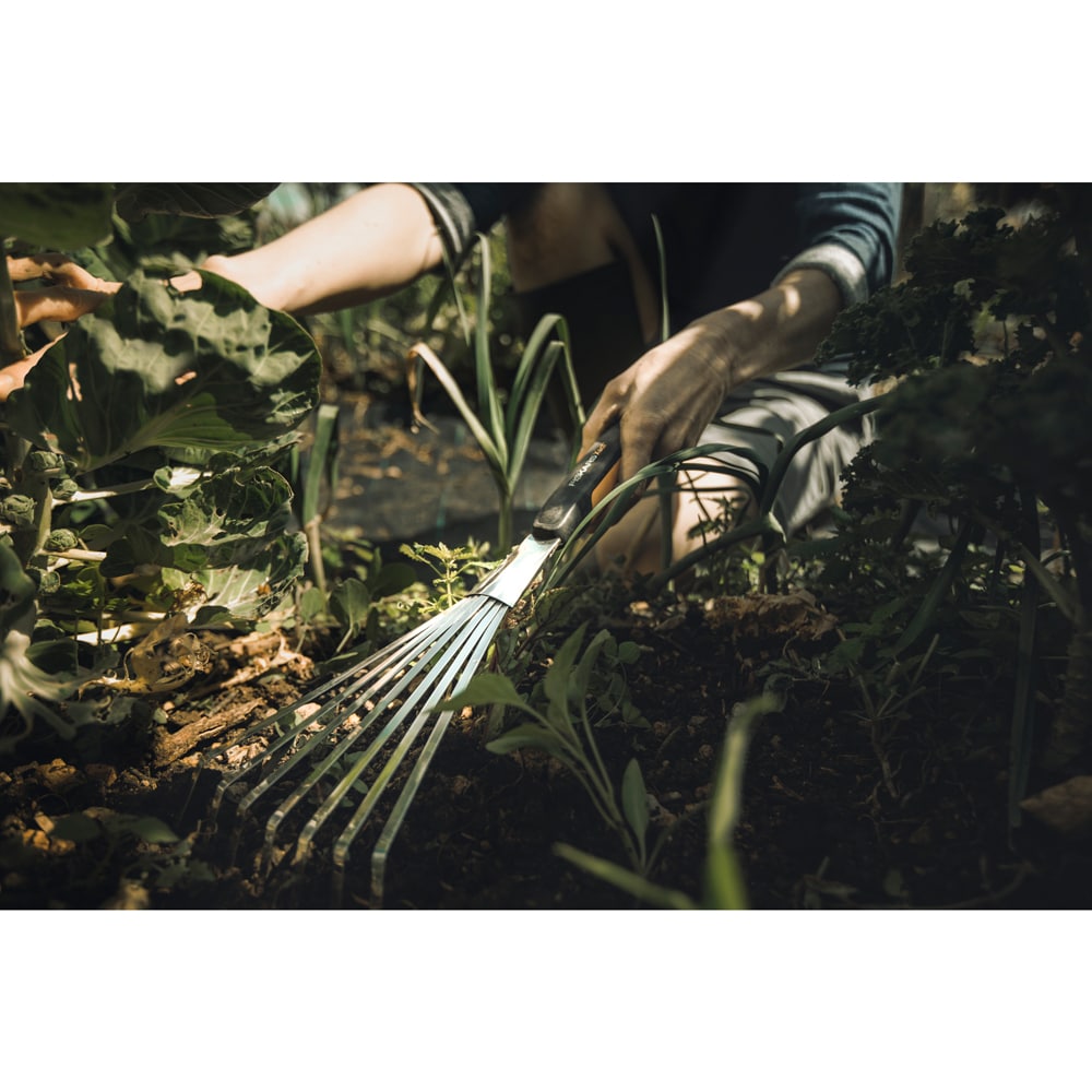 Grebla de mana FISKARS Xact, otel inoxidabil, argintiu