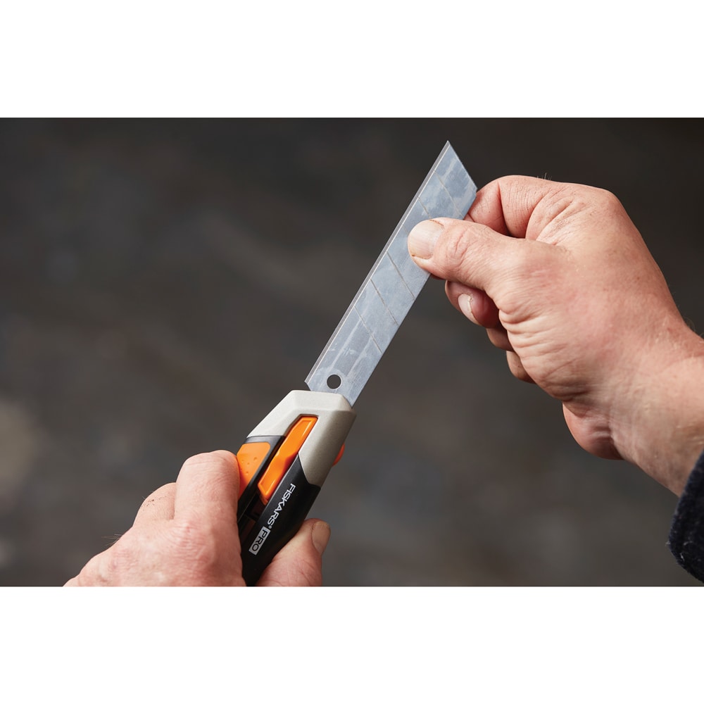 Cutit Snap-off FISKARS CarbonMax, 25mm, metal, negru