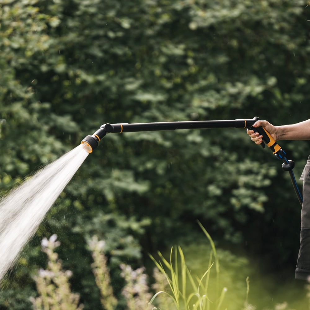 Tija de stropit FISKARS, 3 jeturi, control frontal, negru