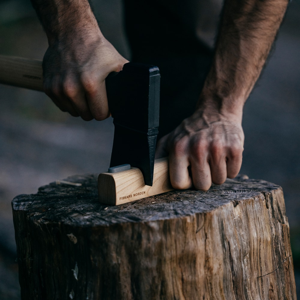 Dispozitiv pentru ascutit topoare si cutite FISKARS Norden, lemn, maro