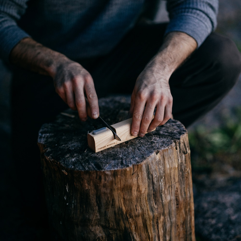 Dispozitiv pentru ascutit topoare si cutite FISKARS Norden, lemn, maro