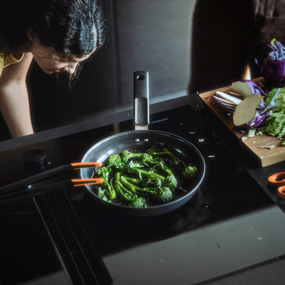 Tigaie FISKARS Hard Face 1075458, 24cm, aluminiu, invelis antiaderent, negru