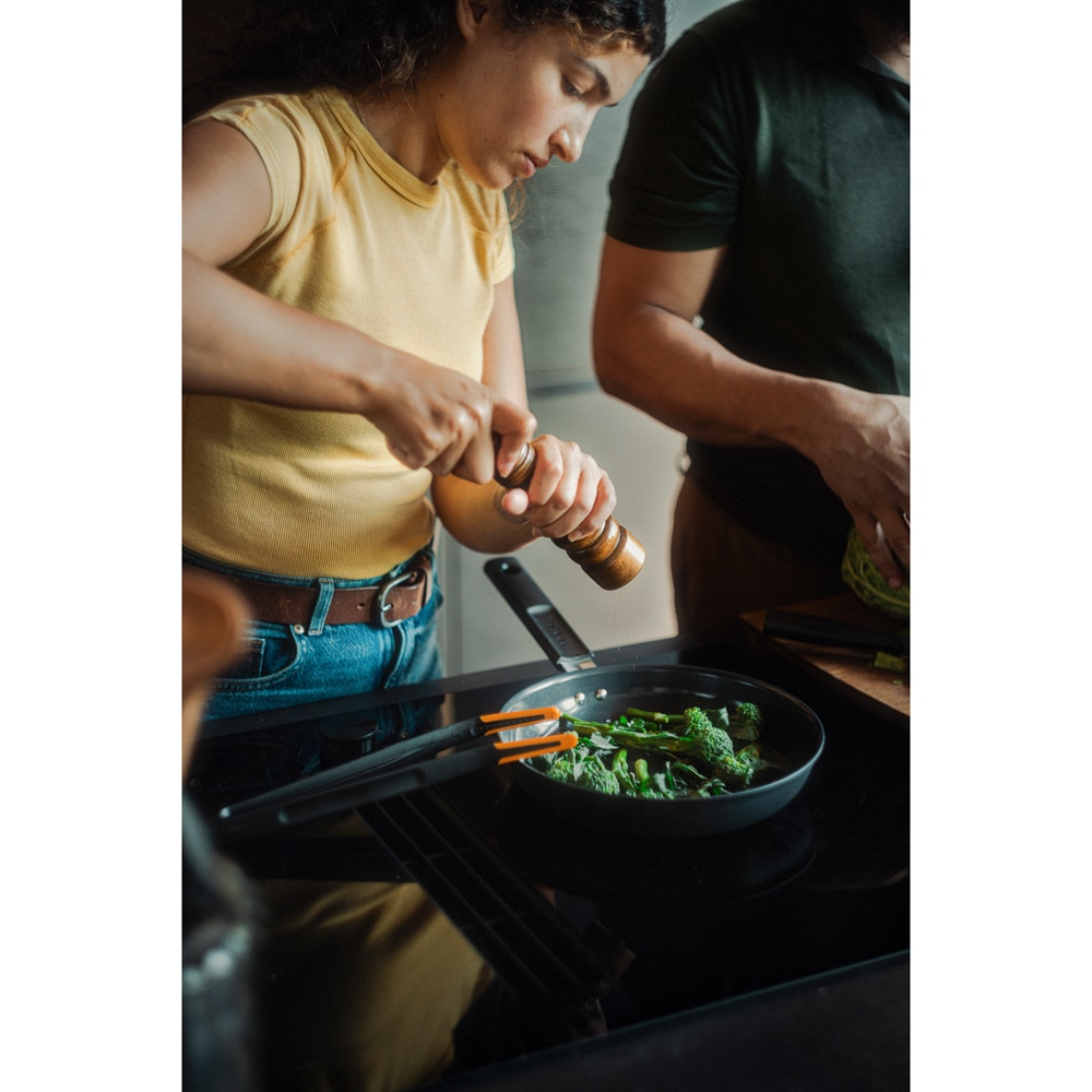 Tigaie FISKARS Hard Face 1075458, 24cm, aluminiu, invelis antiaderent, negru