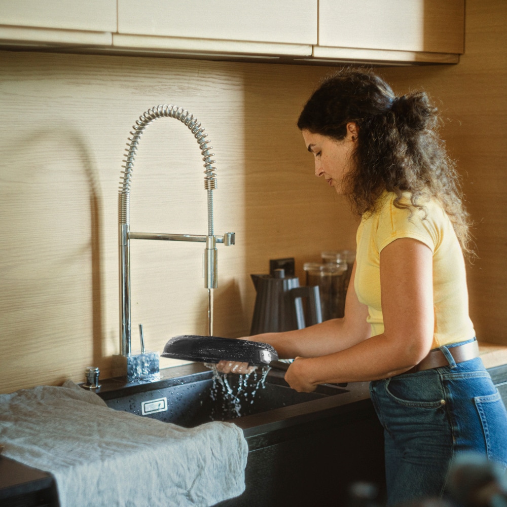 Tigaie FISKARS Hard Face 1075458, 24cm, aluminiu, invelis antiaderent, negru