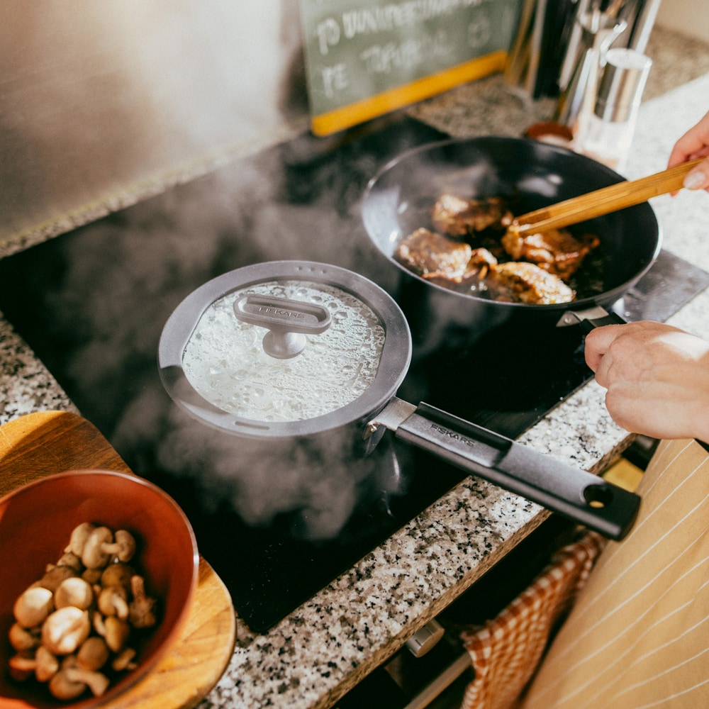 Cratita FISKARS Hard Face 1075524, 15cm, 1.8l, aluminiu, negru