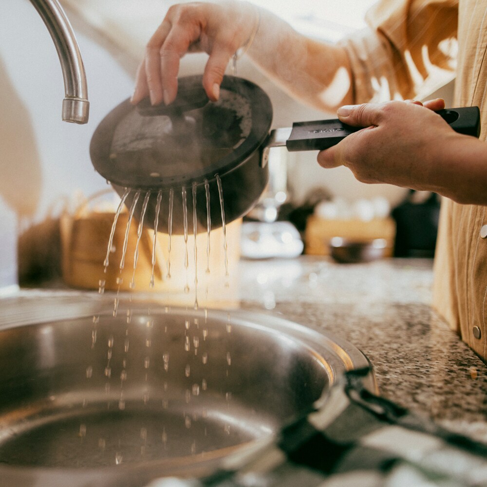 Cratita FISKARS Hard Face 1075524, 15cm, 1.8l, aluminiu, negru