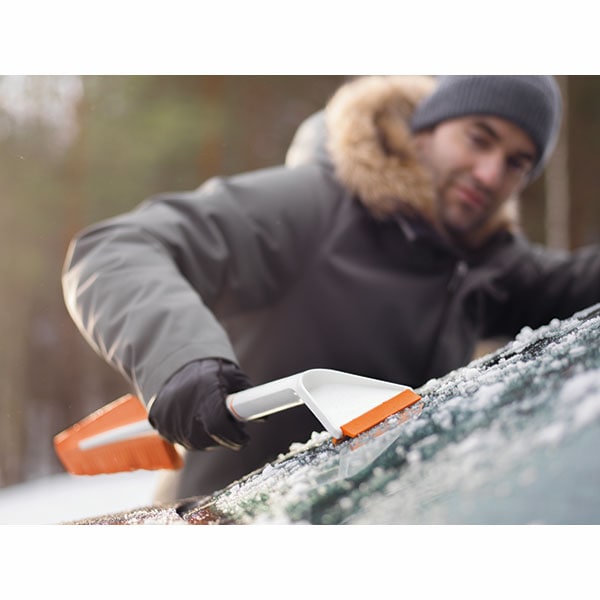 Perie si racleta pentru zapada Fiskars SnowXpert 143062, 67cm