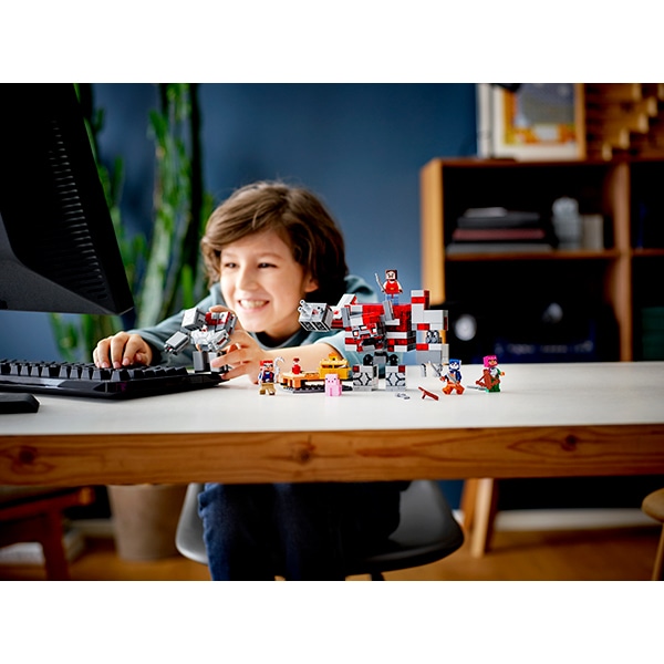 LEGO Minecraft: Batalia pentru piatra rosie 21163, 8 ani+, 504 piese