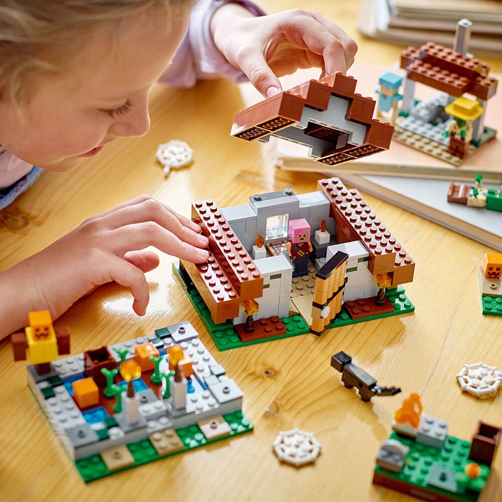 LEGO Minecraft: Satul parasit 21190, 8 ani+, 422 piese