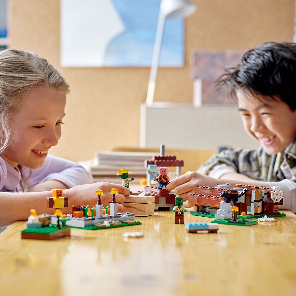 LEGO Minecraft: Satul parasit 21190, 8 ani+, 422 piese