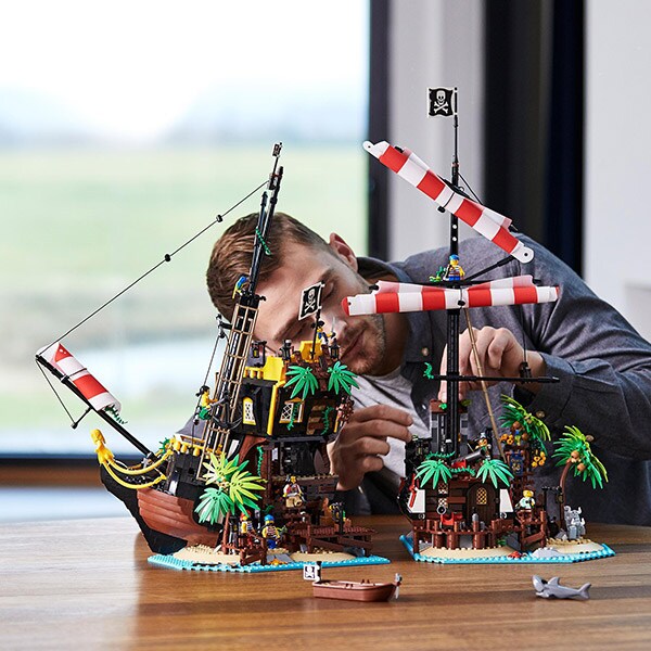 LEGO Ideas: Pirates of Barracuda Bay 21322, 16 ani+, 2545 piese