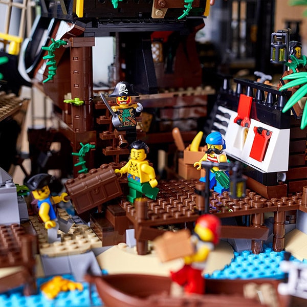 LEGO Ideas: Pirates of Barracuda Bay 21322, 16 ani+, 2545 piese