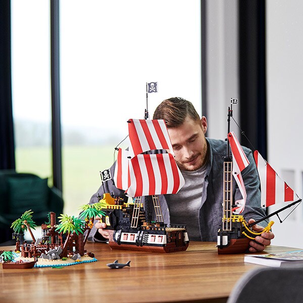 LEGO Ideas: Pirates of Barracuda Bay 21322, 16 ani+, 2545 piese