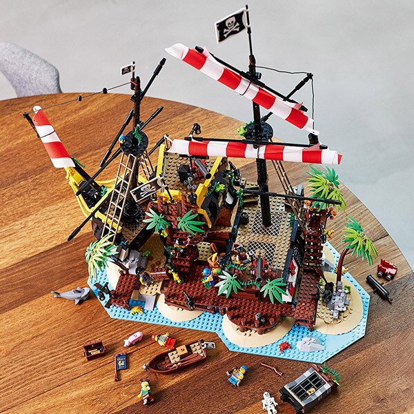 LEGO Ideas: Pirates of Barracuda Bay 21322, 16 ani+, 2545 piese