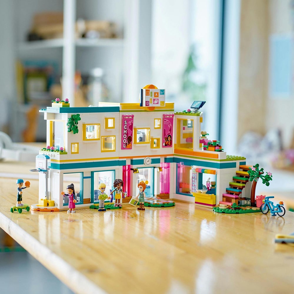 LEGO Friends: Scoala internationala din Heartlake 41731, 8 ani+, 985 piese