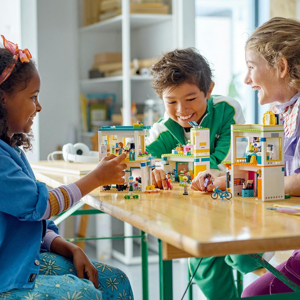 LEGO Friends: Scoala internationala din Heartlake 41731, 8 ani+, 985 piese