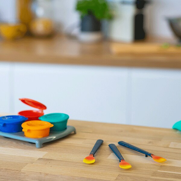 Set lingurite termosensibile TOMMEE TIPPEE, 4 luni+, 4 buc, negru-rosu