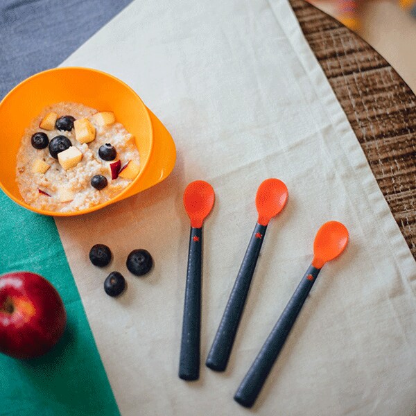 Set lingurite termosensibile TOMMEE TIPPEE, 4 luni+, 4 buc, negru-rosu