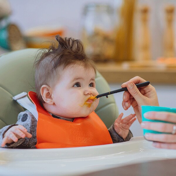 Set lingurite termosensibile TOMMEE TIPPEE, 4 luni+, 4 buc, negru-rosu