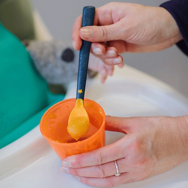 Set lingurite termosensibile TOMMEE TIPPEE, 4 luni+, 4 buc, negru-rosu