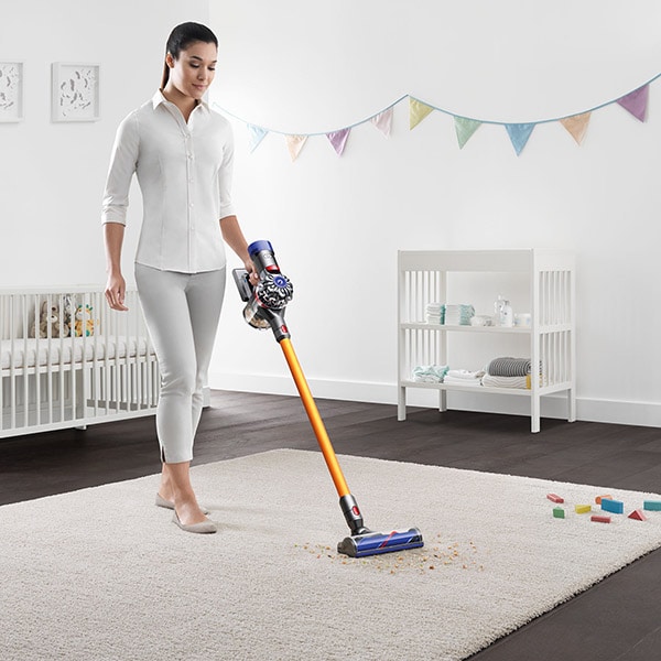 Aspirator vertical DYSON V8 Absolute+, 0.54l, 21.6V, autonomie max 40 min, Sistem Point&Shoot, auriu-mov