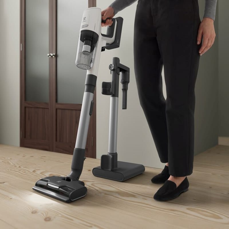 Aspirator vertical ELECTROLUX 800 EP81HB25SH, 0.4l, 25.2V, autonomie max 60 min, crem-negru
