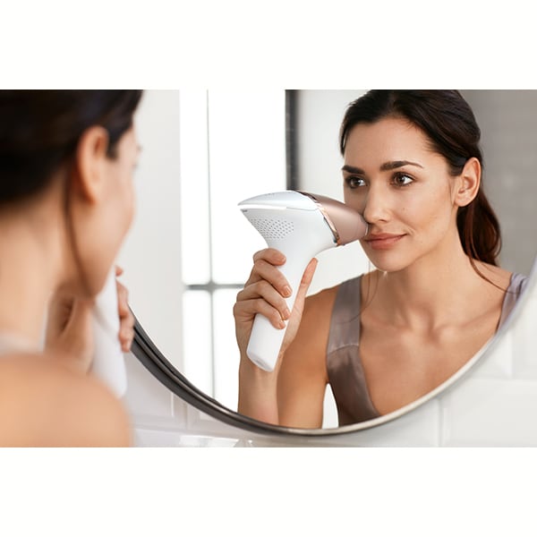 Epilator IPL PHILIPS Lumea Prestige BRI956/00, 250.000 de pulsatii, 4 accesorii, senzor SmartSkin, acumulator, alb-auriu