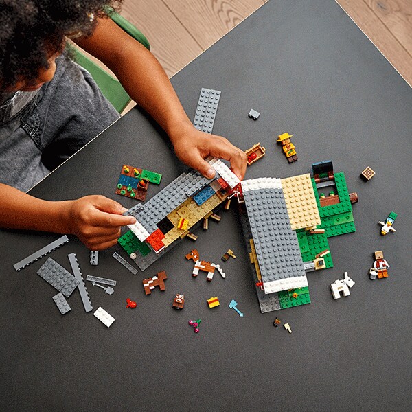 LEGO Minecraft: Hambarul rosu 21187, 9 ani+, 799 piese