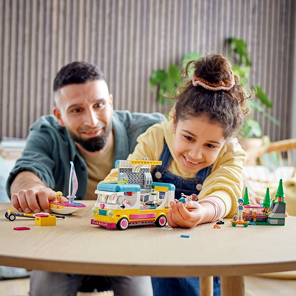 LEGO Friends: Furgoneta de camping si barca cu panze 41681, 7 ani+, 487 piese