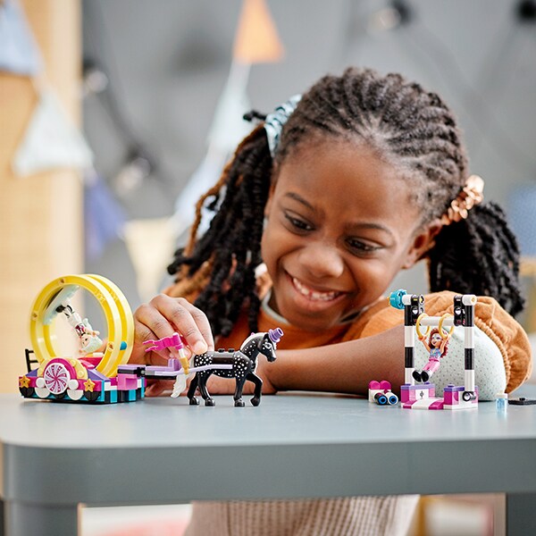 LEGO Friends: Acrobatii magice 41686, 6 ani+, 223 piese
