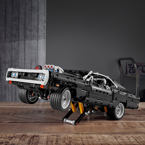 LEGO Technic: Dom's Dodge Charger 42111, 10 ani+, 1077 piese