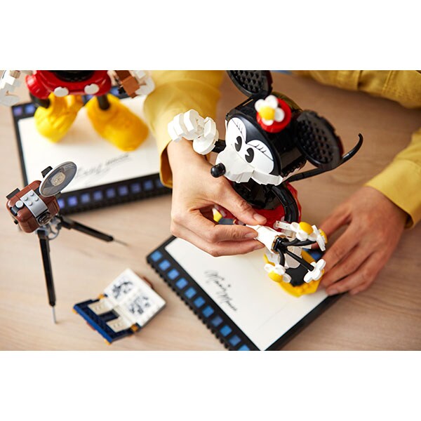 LEGO Disney: Personaje construibile Mickey Mouse si Minnie Mouse 43179, 18 ani+, 1739 piese