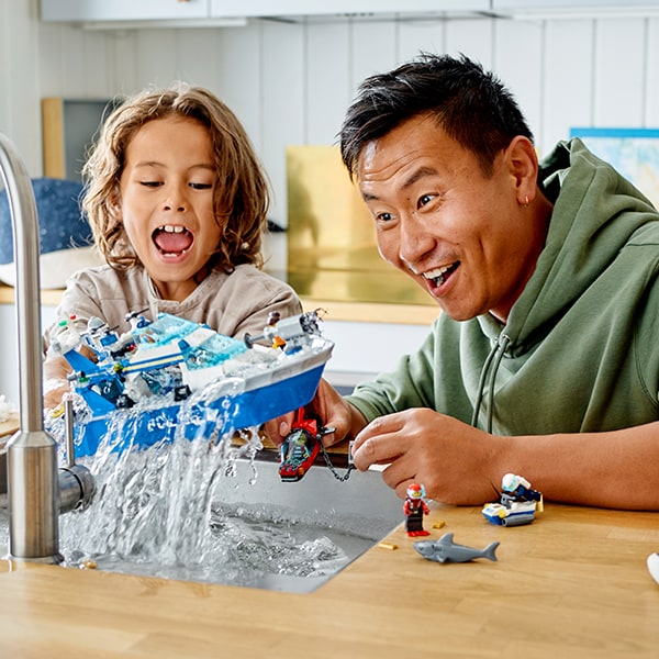 LEGO City: Nava de patrulare a politiei 60277, 5 ani+, 276 piese