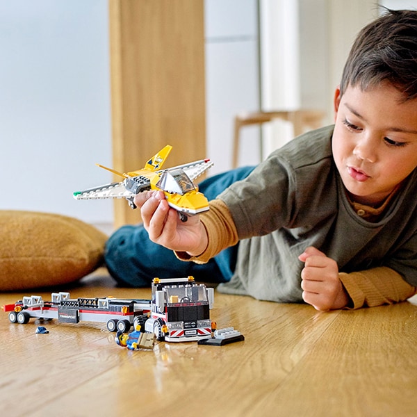LEGO City: Transportor de avion cu reactie pentru spectacol aviatic 60289, 5 ani+, 281 piese