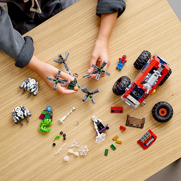 LEGO Super Heroes: Camionul gigant al Omului paianjen contra Mysterio 76174, 8 ani+, 439 piese