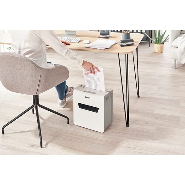 Distrugator documente manual LEITZ IQ PROTECT 6X, 6 coli, 10l, Cross-cut, alb-gri