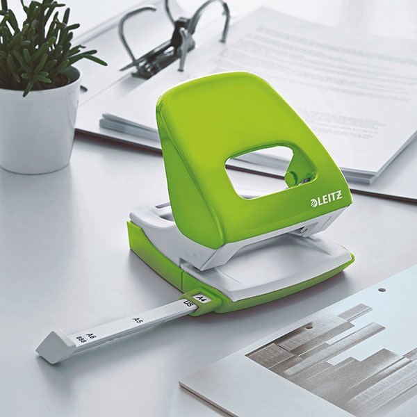 Perforator metalic LEITZ 5008, 30 coli, 2 perforatii, verde