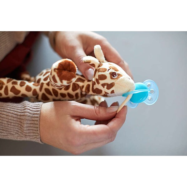 Suzeta ortodontica cu jucarie de plus Girafa PHILIPS AVENT Ultra Soft SCF348/11, 0-6 luni, bleu-maro