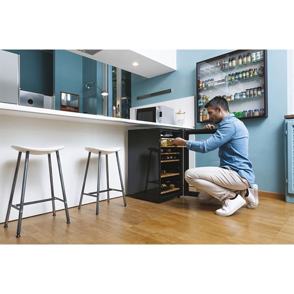 Racitor de vinuri CANDY CWC 154EEL/N, 41 sticle, H 84.5 cm, Clasa G, negru