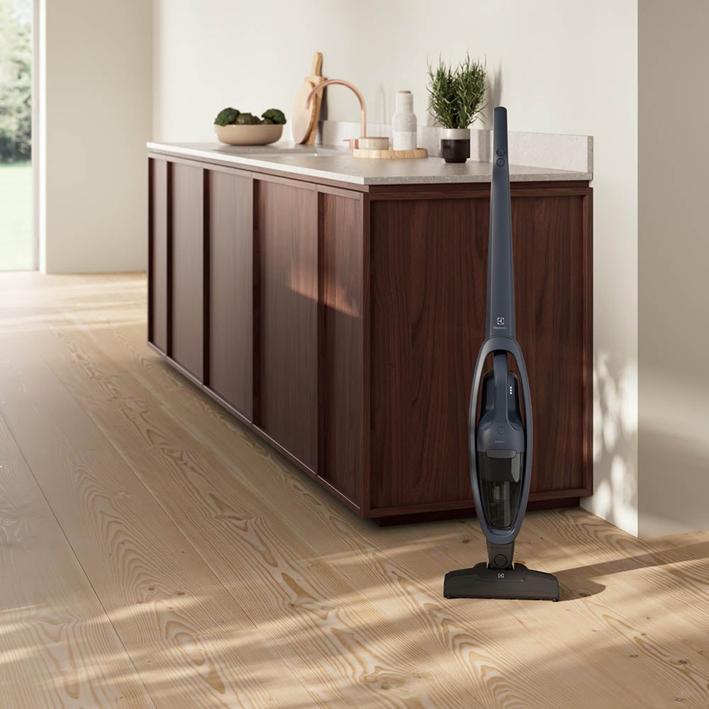 Aspirator vertical ELECTROLUX Seria 300 ES31C183DB, 0.3l, 18V, autonomie max 45 min, albastru inchis-negru