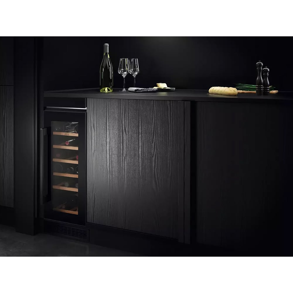 Racitor de vinuri incorporabil AEG AWS4020B5B, 20 sticle, H 82 cm, Clasa G