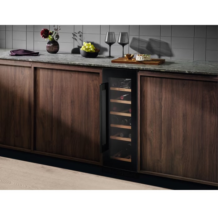 Racitor de vinuri incorporabil ELECTROLUX EWS4020B5B, 20 sticle, H 82 cm, Clasa G