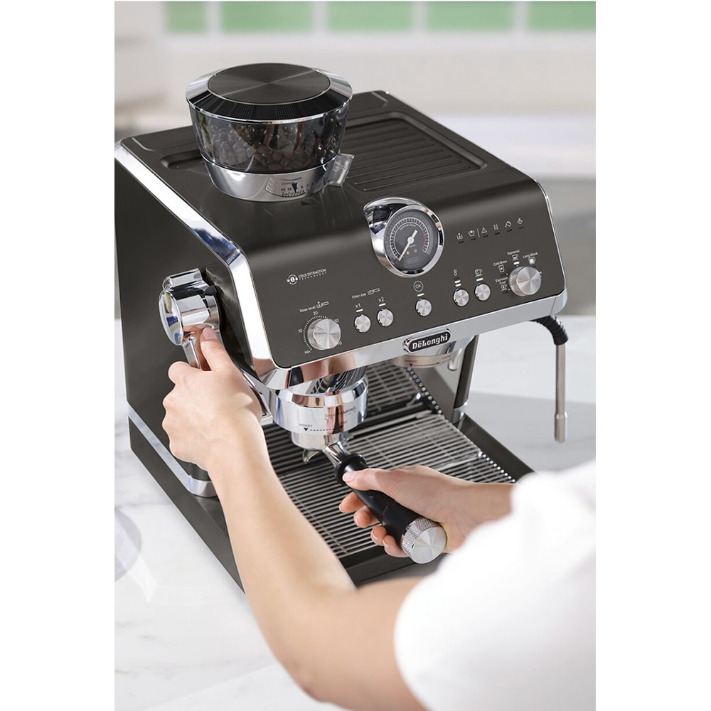 Espressor manual DELONGHI La Specialista Opera EC9555.BK, 2l, 1550W, 19 bar, Tehnologia Cold Extraction, negru