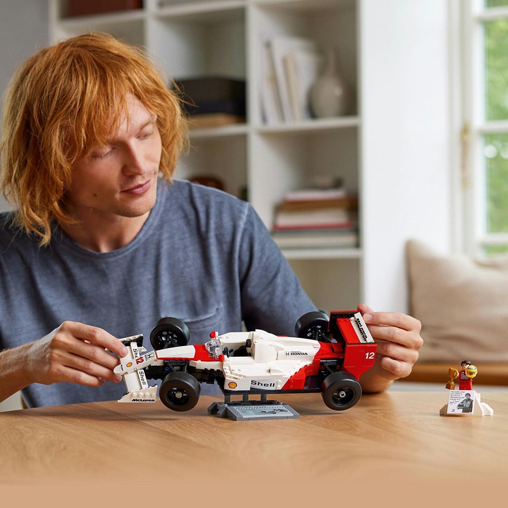 LEGO Icons: McLaren MP4/4 si Ayrton Senna 10330, 18 ani+, 693 piese