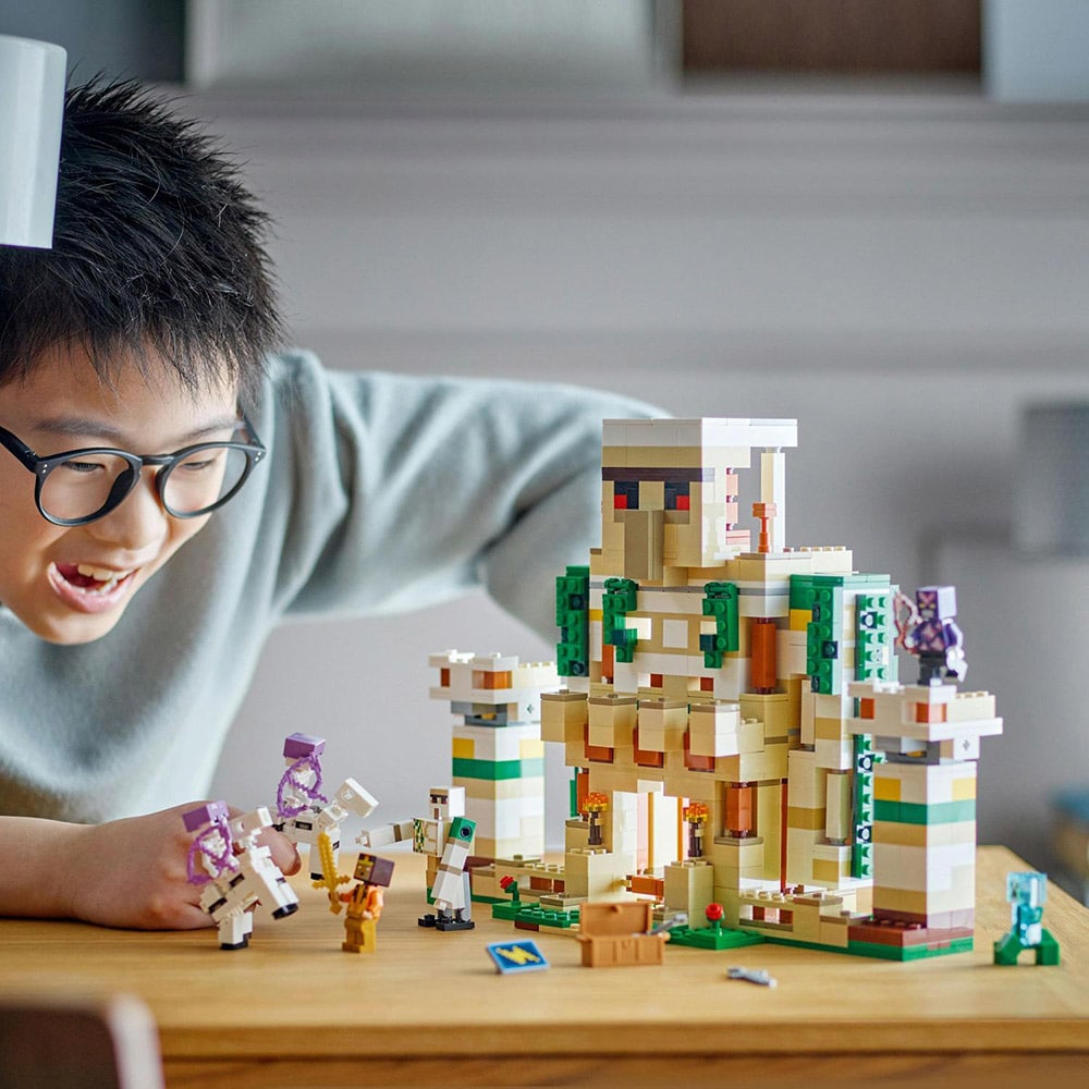 LEGO Minecraft: Fortareata Golemul de fier 21250, 9 ani+, 868 piese