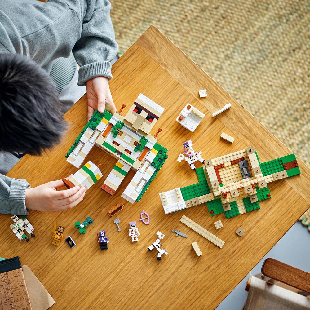 LEGO Minecraft: Fortareata Golemul de fier 21250, 9 ani+, 868 piese