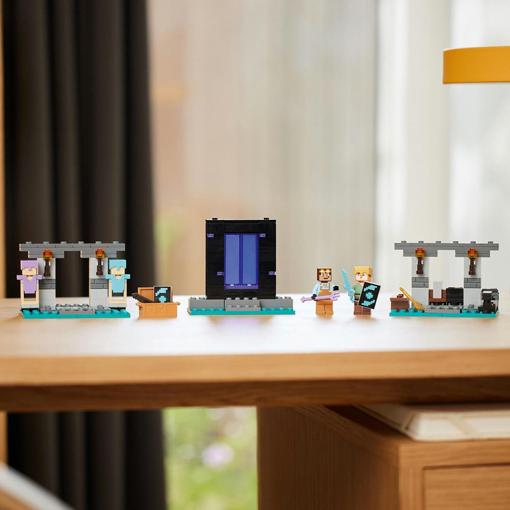 LEGO Minecraft: Armuraria 21252, 7 ani+, 203 piese