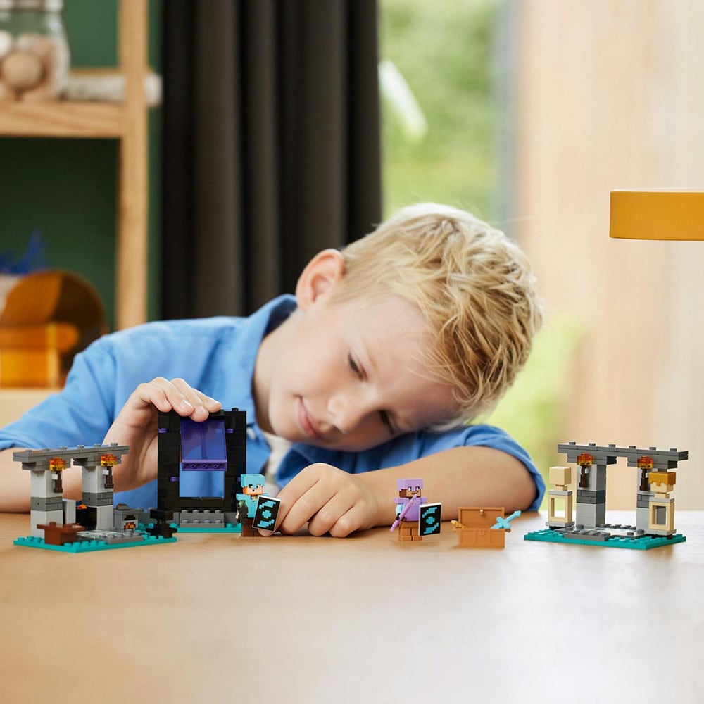 LEGO Minecraft: Armuraria 21252, 7 ani+, 203 piese