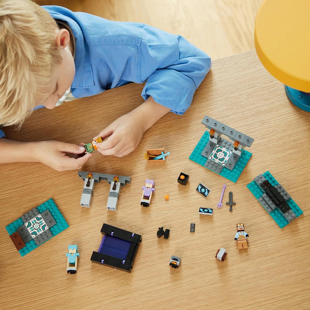 LEGO Minecraft: Armuraria 21252, 7 ani+, 203 piese